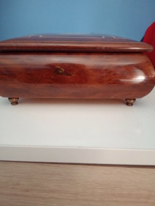 Scatola con carillon in legno intarsiato