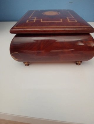 Scatola con carillon in legno intarsiato