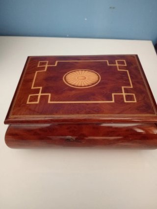 Scatola con carillon in legno intarsiato