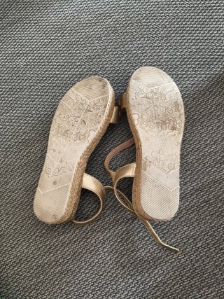 Sandalias niña doradas y beige