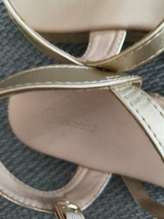 Sandalias niña doradas y beige