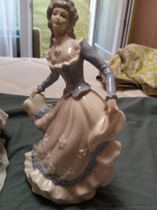 Figuras de porcelana Tengra.las 2 40€.una sola 25€