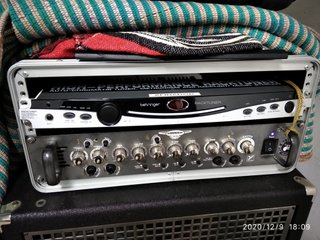 Ampeg B2 y Yorkville XS400 Amplificadores