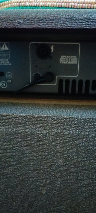 Ampeg B2 y Yorkville XS400 Amplificadores