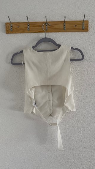 Top Zara blanco tipo chaleco con espalda abierta