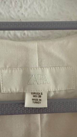 Top Zara blanco tipo chaleco con espalda abierta