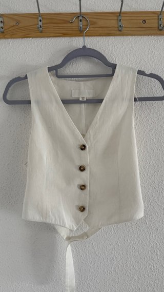 Top Zara blanco tipo chaleco con espalda abierta