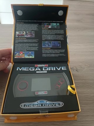 Console portatile Mega Drive con 20 giochi