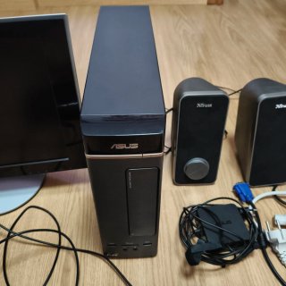 Ordenador sobremesa ASUS Monitor y altavoces.