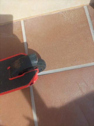Patinete naranja y negro