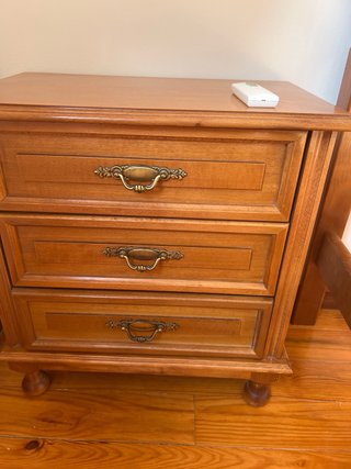 Cama y mesitas de madera