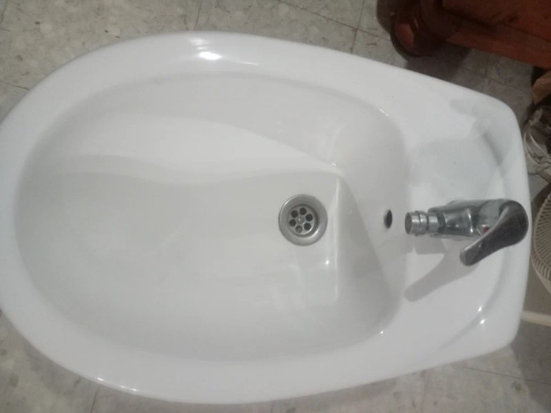 Bidé de porcelana blanco con grifo direcionable