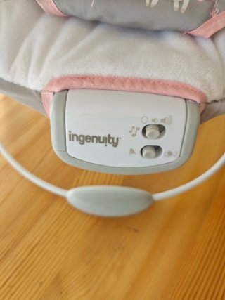 Amaca de bebé Ingenuity rosa y gris
