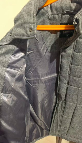 Chaqueta acolchada gris talla M.