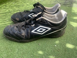 Zapatillas Umbro multitacos Talla 44