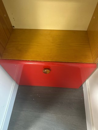 Estantería madera con cajón rojo