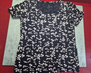 Camiseta C&A floral negra talla L