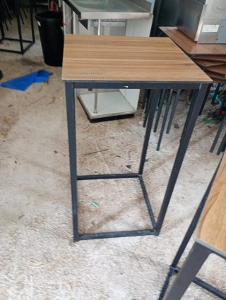 Tavoli alti in metallo e legno