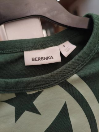 Camiseta Bershka verde y beige Talla S