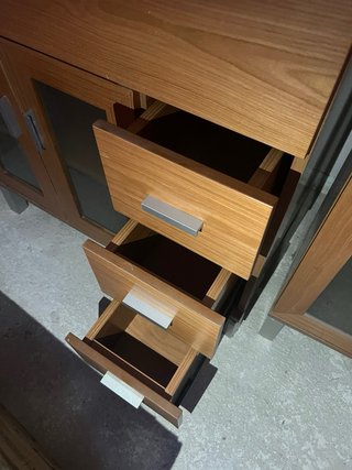 Mueble de baño con lavabo y armario