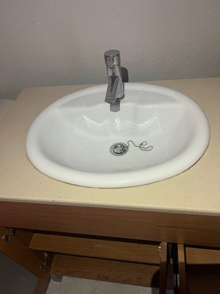 Mueble de baño con lavabo y armario