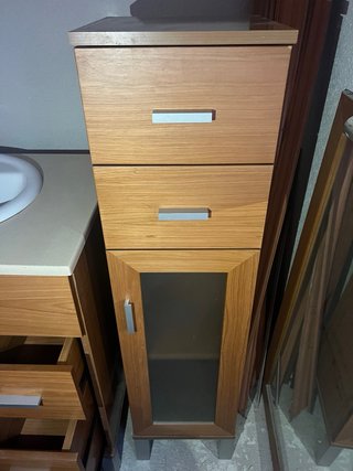 Mueble de baño con lavabo y armario