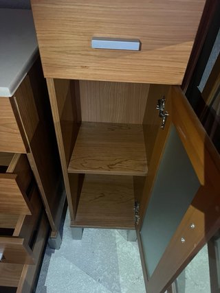 Mueble de baño con lavabo y armario