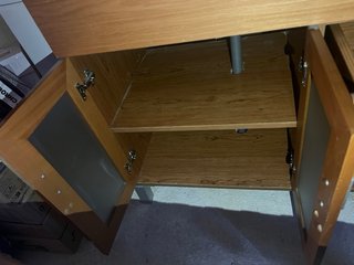 Mueble de baño con lavabo y armario