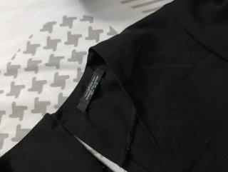Mono negro con cinturón