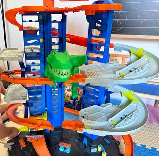 GARAJE DEFINITIVO HOTWHEELS + 2 coches