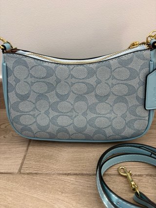 Bolso Coach azul con monedero y correa