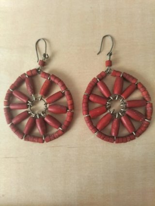 Pendientes redondos rojos burdeos