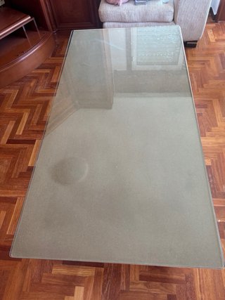 Mesa de madera con tapa de cristal