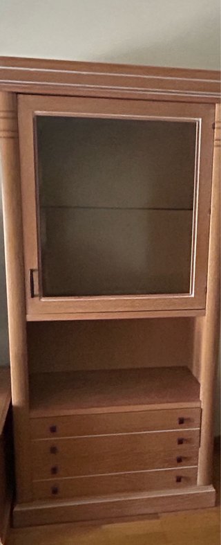 Mueble de salón madera y cristal.