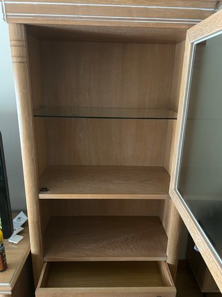 Mueble de salón madera y cristal.