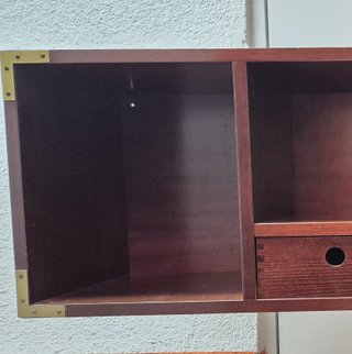Estantería de madera.