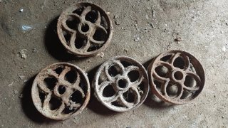 Ruedas de hierro antiguas.  4 pequeñas y 4 grandes