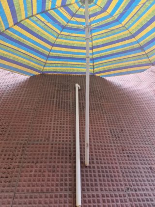 Sombrilla de rayas con palo