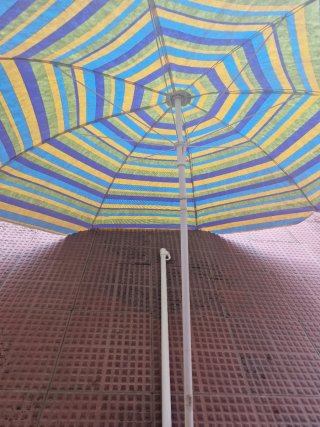 Sombrilla de rayas con palo
