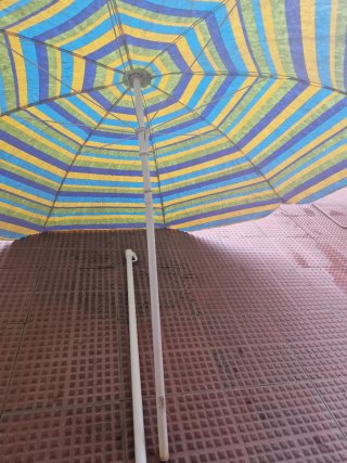 Sombrilla de rayas con palo