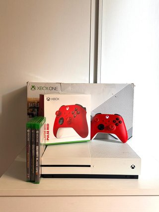 Xbox One S 512GB + Controller Pulse Red + 3 Giochi