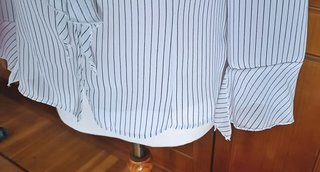 Blusa de rayas blanca y negra