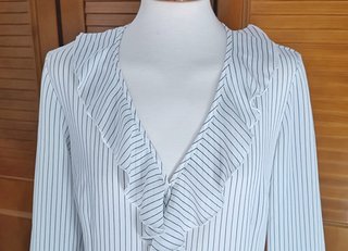 Blusa de rayas blanca y negra