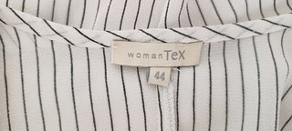 Blusa de rayas blanca y negra
