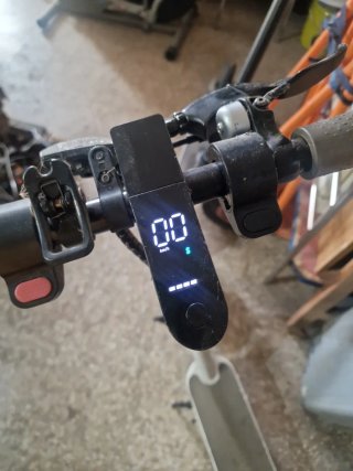Dos patinetes eléctricos