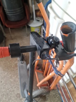 Dos patinetes eléctricos
