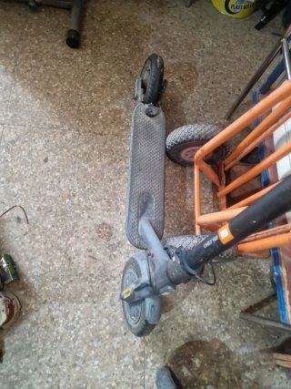 Dos patinetes eléctricos