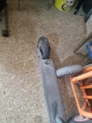 Dos patinetes eléctricos