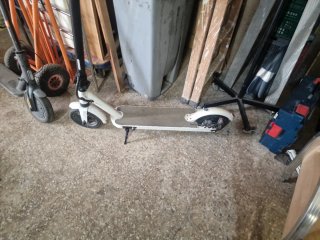 Dos patinetes eléctricos