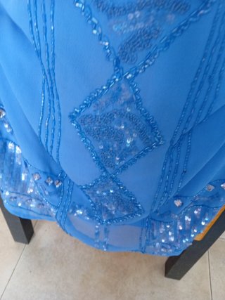 Vestido de verano azul con pedrería